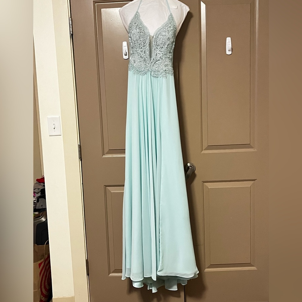 Size 4 prom dress thats been worn once